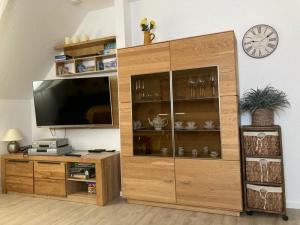 Fewo 1 :  mod. Wohnzimmer mit Technisat Fernseher