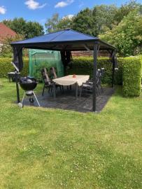 gemütlicher Gartenpavillon mit Grill