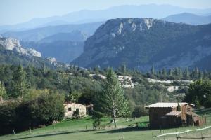 Blick auf Haus, Roulotte und Gorges de Galamus