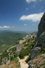 Nicht weit die Katharerburg Peyrepertuse