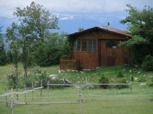 Chalet mit Pyrenäen im Hintergrund