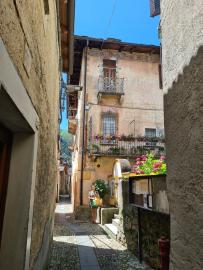 Gasse in Falmenta mit Brunnen