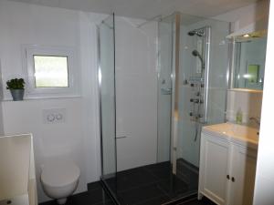 Dusch-Bad mit WC und Waschtisch