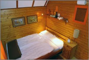 ein Doppelbett im Erdgeschoss