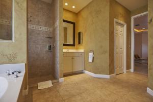 Master Bath mit 'Walk in Shower'