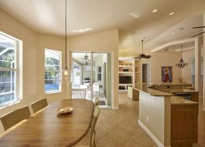 Blick von Breakfast Nook in den Wohnraum + Lanai