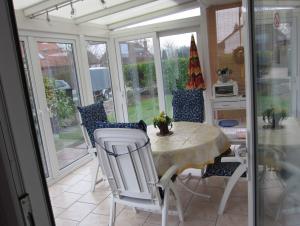 Wintergarten mit zwei Schiebetüren + Schwenktür
