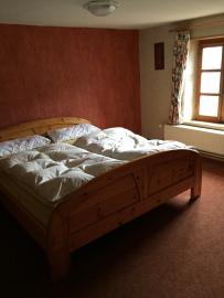 Schlafzimmer mit Doppelbett