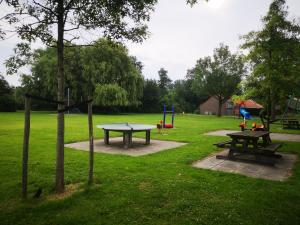 Großer Spielplatz im Park