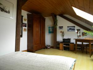 Ein Schlafzimmer mit Doppelbett im zweiten OG