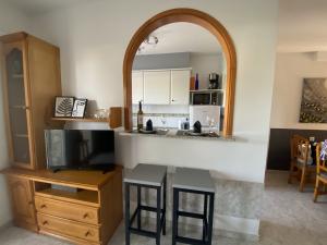 Wohn-Esszimmer mit angrenzender Küche