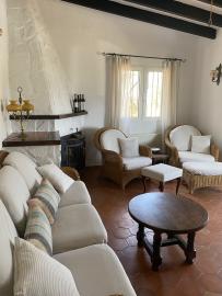 Wohnzimmer mit Fenster zur Terrasse