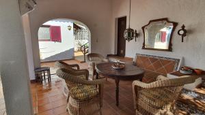 Überdachte Sitzgruppe auf der Terrasse