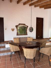 Überdachte Sitzgruppe auf der Terrasse
