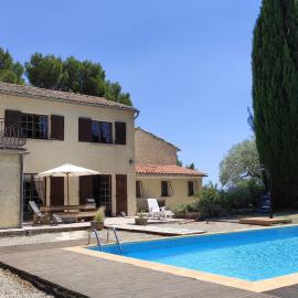 Blick auf die Westseite mit Pool