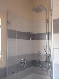 Duschkabine in Badezimmer