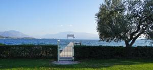 Der Privatsteg der Ferienanlage, am Strand