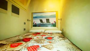 Schlafzimmer mit Doppelbett, Schrank, Klimaanlage