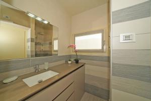 Badezimmer mit Duschkabine, Waschmaschine, Fenster