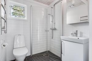 Dusche, Waschbecken und WC