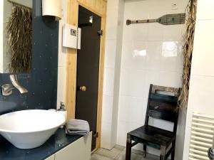 Bad mit begehbarer Dusche und Tageslichtfenster