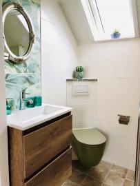 Bad mit begehbarer Dusche und Tageslichtfenster OG