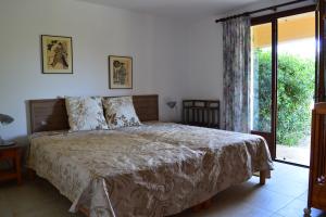 Doppelbett und Kinderbett mit Zugang zum Garten.
