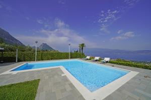 Eigenem Pool der Villa Laura mit Seeblick!!