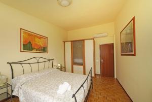 1. Schlafzimmer, im EG: Doppelbett und Schrank