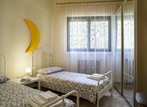 2. Schlafzimmer, im EG, mit zwei Betten und Klima