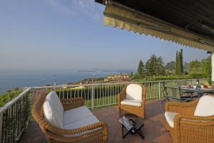 Terrasse mit Traum-Seeblick, Sofas und Esstisch
