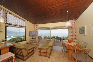 Wohnzimmer mit Seeblick, TV-Sat und Tisch