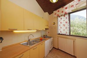 Kochnische mit Kaffeemaschine und Mikrowelle