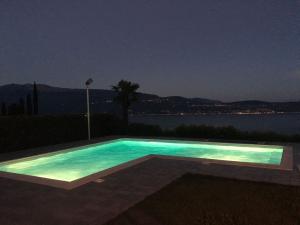 Schwimmbad und Panorama bei Nacht