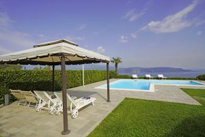 Die grosse Area des Pools