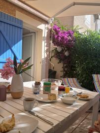 Hintere Terrasse mit Sitzplatz und Bougainvillae