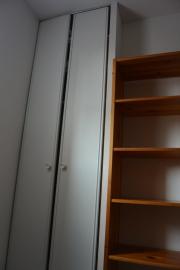 Kleiderschrank mit Regal im Schlafzimmer 3 im OG