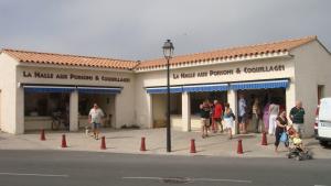 fangfrische Fische in Gruissan-Village am Markt