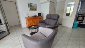 WZ: links Durchgang zu Bad und SZ, rechts Küche