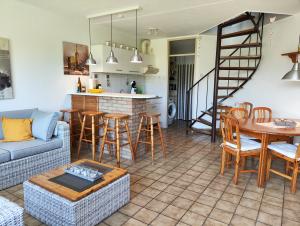 Wohnraum mit integrierter Küche