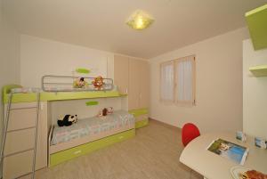 Kinderzimmer: Etagenbett + 3. Bett zum ausziehen