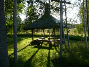 Überdachter Grillplatz auf dem Grundstück