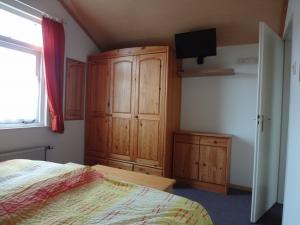 Schlafzimmer 1 mit Doppelbett und SAT-TV