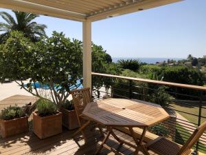 Terasse mit Schattenplatz und Zugang zum Pool