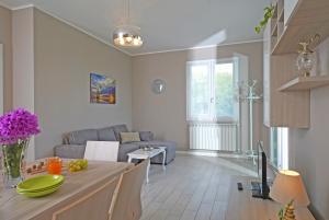 Wohnzimmer mit Sofa und Satelliten Fernsehen