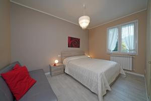 2. Schlafzimmer mit Doppelbett, Sofabett, Schrank