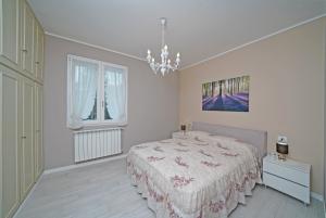 1. Schlafzimmer mit Doppelbett, Fenster, Schrank