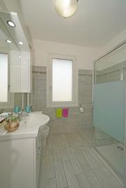 Badezimmer mit Duschkabine und Fenster