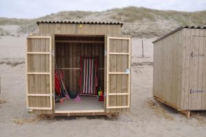 Strandkabine am Meer m. Liegestühlen u. Windschutz