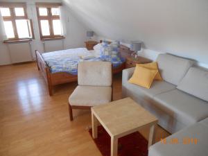 Obergeschoss mit Sofa (ausklappbar) und Doppelbett